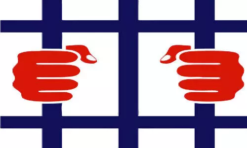 കാർ ചളിവെള്ളം തെറിപ്പിച്ചതിന് കൊലപാതകം; പ്രതികൾക്ക് ജീവപര്യന്തം കാർ ചളിവെള്ളം തെറിപ്പിച്ചതിന് കൊലപാതകം; പ്രതികൾക്ക് ജീവപര്യന്തം