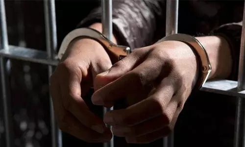 ഓൺലൈനിൽ പരിചയത്തിലായ പെൺകുട്ടി മിണ്ടാതായി; വെടിയുതിർത്ത് യുവാവ്