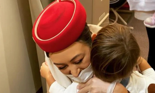 വിമാനത്തിലേക്ക് കുഞ്ഞുമോനെ ഉമ്മവെച്ച് ക്ഷണിച്ച് എയർഹോസ്റ്റസ്; കൈയടിച്ച് സോഷ്യൽ മീഡിയ