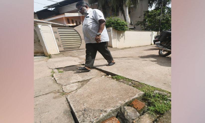 കുപ്പിക്കഴുത്തിൽ കുടുങ്ങി വാടിയിൽ റോഡ്; എന്തു ചെയ്യണമെന്നറിയാതെ നാട്ടുകാർ കുപ്പിക്കഴുത്തിൽ കുടുങ്ങി വാടിയിൽ റോഡ്; എന്തു ചെയ്യണമെന്നറിയാതെ നാട്ടുകാർ
