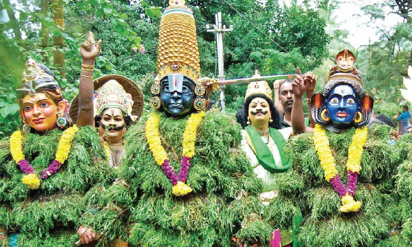 ഓണം വരവേൽക്കാൻ കുമ്മാട്ടികൾ ഒരുങ്ങുന്നു ഓണം വരവേൽക്കാൻ കുമ്മാട്ടികൾ ഒരുങ്ങുന്നു