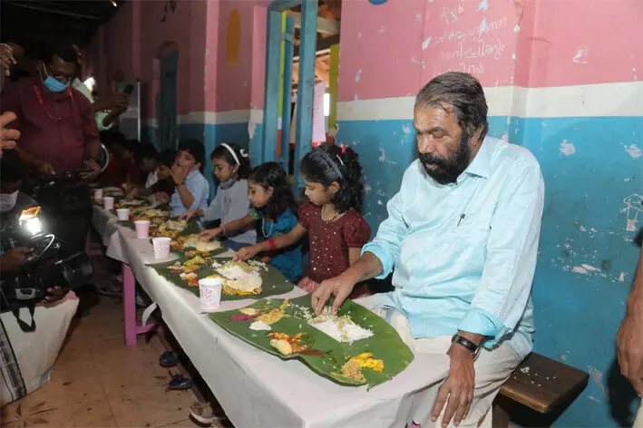 കുട്ടികൾ ക്ഷണിച്ചു; ഓണമുണ്ണാൻ മന്ത്രി അപ്പൂപ്പനെത്തി കുട്ടികൾ ക്ഷണിച്ചു; ഓണമുണ്ണാൻ മന്ത്രി അപ്പൂപ്പനെത്തി