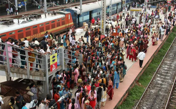 സിഗ്നൽ തകരാർകാരണം ട്രെയിൻ ഗതാഗതം തടസപ്പെടുന്നു