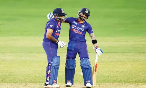 രാവിൽ വിരാജിച്ച സൂര്യൻ; സൂര്യകുമാറിനെ നെഞ്ചിൽ കൈവെച്ച് നമിച്ച് കോഹ്ലി രാവിൽ വിരാജിച്ച സൂര്യൻ; സൂര്യകുമാറിനെ നെഞ്ചിൽ കൈവെച്ച് നമിച്ച് കോഹ്ലി