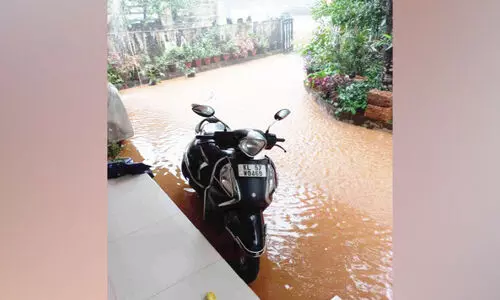 അശാസ്ത്രീയ റോഡ് നിർമാണത്തിൽ വെള്ളത്തിലായി കുടുംബം