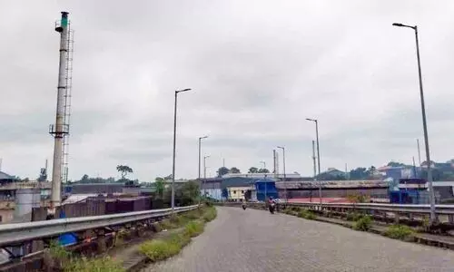 കൂരിരുട്ടിൽ പാതാളം റെഗുലേറ്റർ കം ബ്രിഡ്ജ്; രാത്രിയാത്ര ദുരിതം