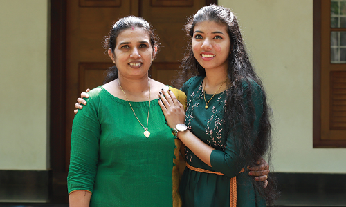 മകൾക്കൊപ്പം പഠിച്ച് ബിരുദം നേടി, ഈ അമ്മയാരാ മോൾ