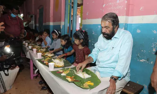 കുട്ടികൾ ക്ഷണിച്ചു; ഓണമുണ്ണാൻ മന്ത്രി അപ്പൂപ്പനെത്തി കുട്ടികൾ ക്ഷണിച്ചു; ഓണമുണ്ണാൻ മന്ത്രി അപ്പൂപ്പനെത്തി