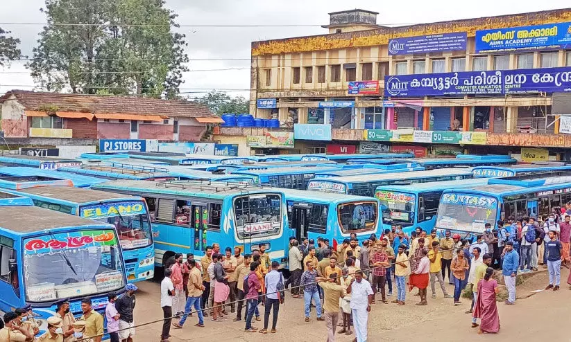 ബസ് ഡ്രൈവറെ പൊലീസ് കൈയേറ്റം ചെയ്തെന്ന് പരാതി; പുൽപള്ളിയിൽ ബസ് ജീവനക്കാർ പണിമുടക്കി ബസ് ഡ്രൈവറെ പൊലീസ് കൈയേറ്റം ചെയ്തെന്ന് പരാതി; പുൽപള്ളിയിൽ ബസ് ജീവനക്കാർ പണിമുടക്കി