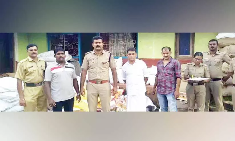 വെട്ടത്തൂരിൽ വൻ പുകയില ഉൽപന്ന വേട്ട വെട്ടത്തൂരിൽ വൻ പുകയില ഉൽപന്ന വേട്ട