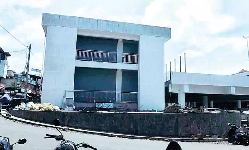 ബസ്സ്റ്റാൻഡിലെ മുറികൾ കോടതിവിധിയിലൂടെ നേടി വ്യാപാരികൾ ബസ്സ്റ്റാൻഡിലെ മുറികൾ കോടതിവിധിയിലൂടെ നേടി വ്യാപാരികൾ