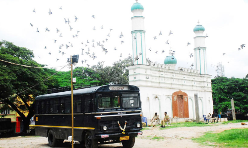ഹുബ്ബള്ളിയിൽ നിന്ന് ചാ​മ​രാ​ജ്പേ​ട്ടി​ലേ​ക്കു​ള്ള  ദൂരം