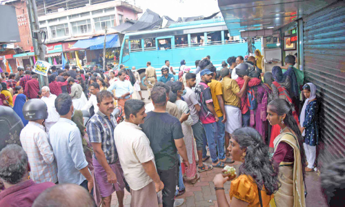 മുല്ലപ്പൂ വൈകി; ജനസാഗരമായി മാർക്കറ്റ്