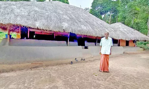 നൂറ്റാണ്ടുകൾ പഴക്കമുള്ള പുല്ലുവീട് കൗതുകമാകുന്നു