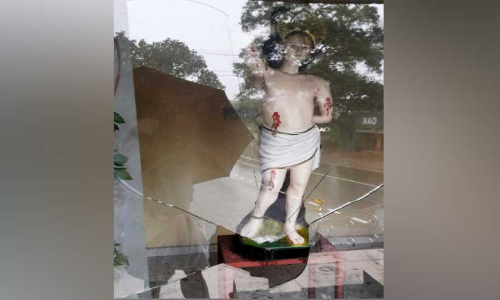 കപ്പേളയുടെ ചില്ല് തകർത്തനിലയിൽ