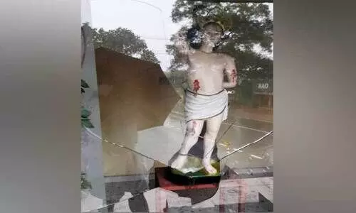 കപ്പേളയുടെ ചില്ല് തകർത്തനിലയിൽ