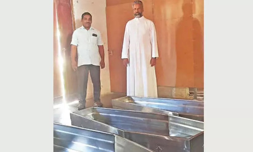 മൃതദേഹങ്ങൾ മണ്ണോട് ചേരുന്നില്ല; സംസ്ഥാനത്ത് ആദ്യമായി ശവപ്പെട്ടി ഒഴിവാക്കി അർത്തുങ്കൽ സെന്റ് ജോർജ് പള്ളി