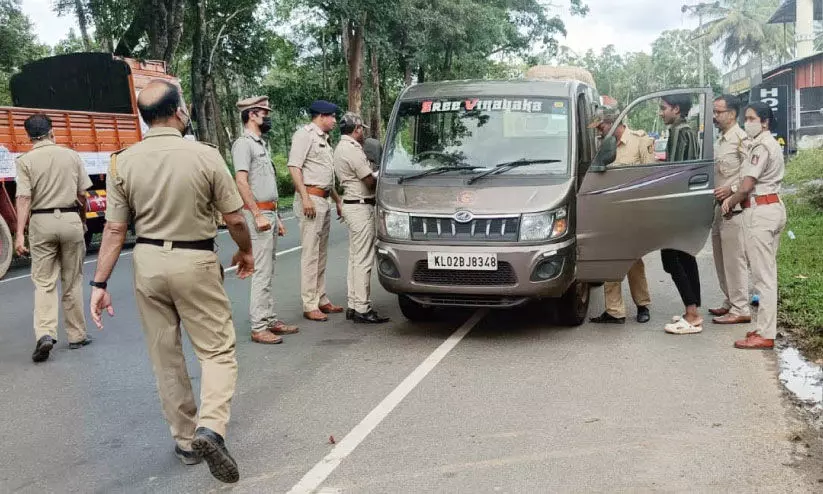 മുത്തങ്ങ എക്സൈസ് ചെക്ക് പോസ്റ്റിൽ മയക്കുമരുന്നുകളുമായി രണ്ടു പേർ പിടിയിൽ