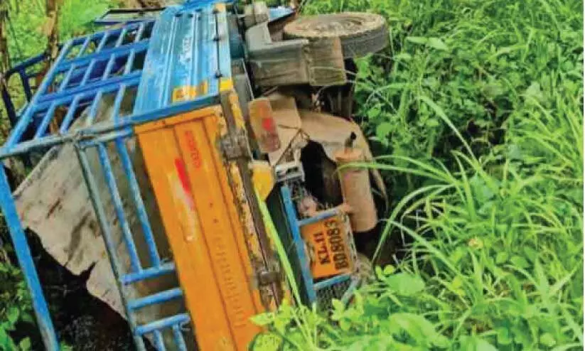 റോഡരികിലെ ഇരുമ്പ് പൈപ്പ് വില്ലനായി; ഗുഡ്സ് ഓട്ടോ തോട്ടിലേക്ക് മറിഞ്ഞു