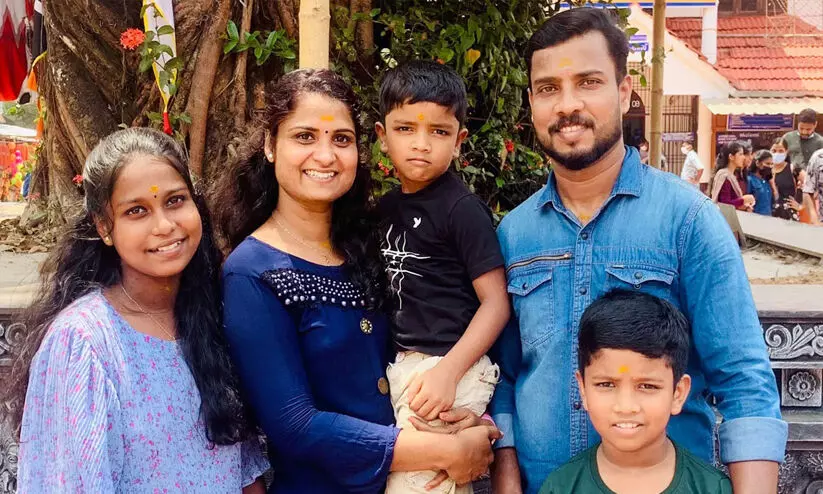 സജീഷേട്ടാ, നമ്മുടെ അച്ഛനെപ്പോലെ തനിച്ചാവരുത്; ലിനിയുടെ ഓർമകളിൽ സജീഷും മക്കളും പുതുജീവിതം പറയുന്നു