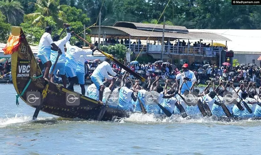 നെഹ്റു ട്രോഫിക്ക് തുടക്കം: ഓളപ്പരപ്പിൽ ആവേശവുമായി ചുണ്ടൻവള്ളങ്ങൾ നെഹ്റു ട്രോഫിക്ക് തുടക്കം: ഓളപ്പരപ്പിൽ ആവേശവുമായി ചുണ്ടൻവള്ളങ്ങൾ