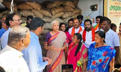 റേഷൻ കടയിലെ മോദിയുടെ ചിത്രം; നിർമല സീതാരമന്‍റെ പ്രസ്താവന പ്രധാനമന്ത്രിയുടെ നിലവാരം താഴ്ത്തുന്നതെന്ന് തെലങ്കാന ആരോഗ്യ മന്ത്രി