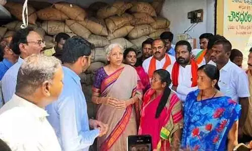 റേഷൻ കടയിലെ മോദിയുടെ ചിത്രം; നിർമല സീതാരമന്‍റെ പ്രസ്താവന പ്രധാനമന്ത്രിയുടെ നിലവാരം താഴ്ത്തുന്നതെന്ന് തെലങ്കാന ആരോഗ്യ മന്ത്രി