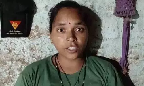 പത്ത് മാസം പ്രായമുള്ള കുഞ്ഞിനെ താഴെ കിടത്തി കനാലിലേക്ക് ചാടി യുവതി; റുബീനയുടെ ധീരത രക്ഷിച്ചത് യുവാവിന്റെ ജീവൻ പത്ത് മാസം പ്രായമുള്ള കുഞ്ഞിനെ താഴെ കിടത്തി കനാലിലേക്ക് ചാടി യുവതി; റുബീനയുടെ ധീരത രക്ഷിച്ചത് യുവാവിന്റെ ജീവൻ