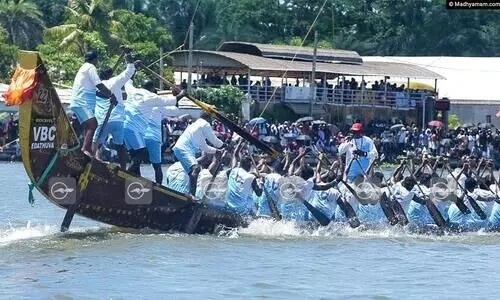 നെഹ്റു ട്രോഫിക്ക് തുടക്കം: ഓളപ്പരപ്പിൽ ആവേശവുമായി ചുണ്ടൻവള്ളങ്ങൾ നെഹ്റു ട്രോഫിക്ക് തുടക്കം: ഓളപ്പരപ്പിൽ ആവേശവുമായി ചുണ്ടൻവള്ളങ്ങൾ