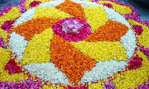 51 അക്ഷരങ്ങൾ കൊണ്ട് ബൃഹദ് പൂക്കളമൊരുക്കി മലയാളം പള്ളിക്കൂടം 51 അക്ഷരങ്ങൾ കൊണ്ട് ബൃഹദ് പൂക്കളമൊരുക്കി മലയാളം പള്ളിക്കൂടം