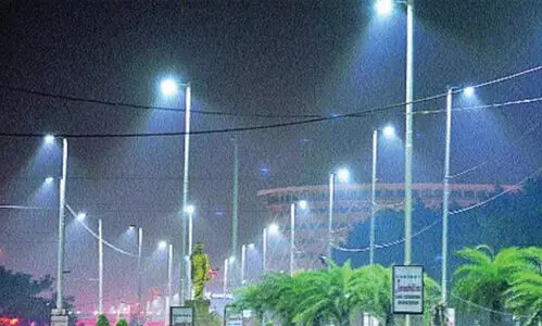 ദീപപ്രഭയില് മുങ്ങി തലസ്ഥാന നഗരി; വൈറലായി സമൂഹ മാധ്യമങ്ങളിൽ റീൽസോണം ദീപപ്രഭയില് മുങ്ങി തലസ്ഥാന നഗരി; വൈറലായി സമൂഹ മാധ്യമങ്ങളിൽ റീൽസോണം