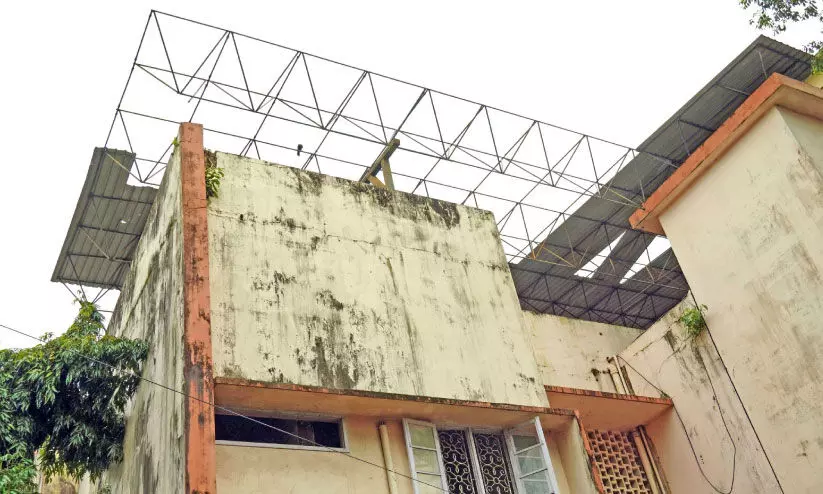 ഹാളുകൾ പൂട്ടി, ബാക്കി ടൗൺഹാൾ മാത്രം ഹാളുകൾ പൂട്ടി, ബാക്കി ടൗൺഹാൾ മാത്രം