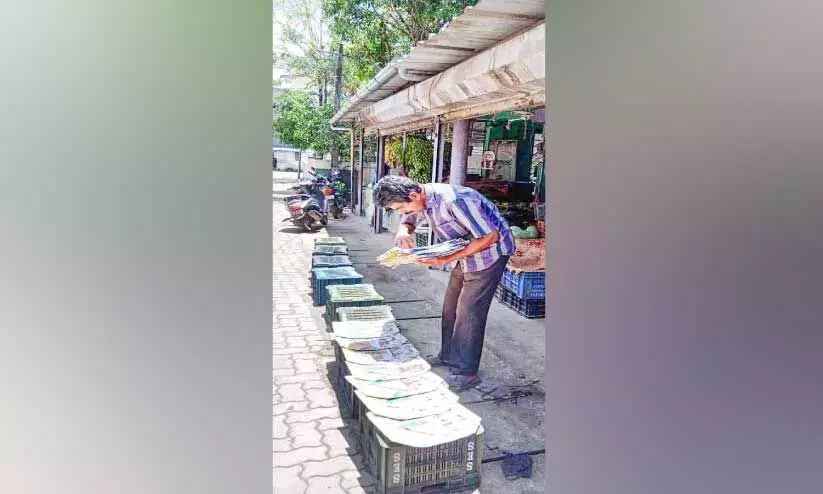 പേപ്പർ കവറുകൾ നിർമിച്ച് പ്ലാസ്റ്റിക്കിന് നോ പറഞ്ഞ് ഇസ്മയിൽ