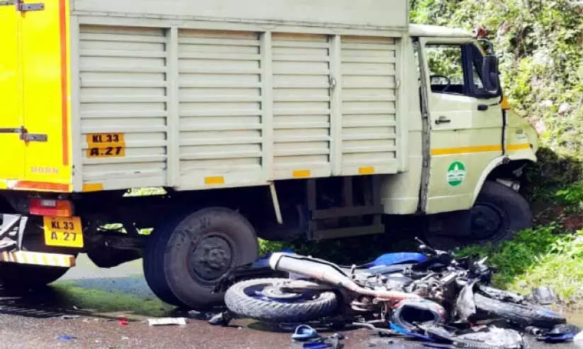 ബൈക്കും മിനിലോറിയും കൂട്ടിയിടിച്ച് യാത്രക്കാരന് പരിക്ക് ബൈക്കും മിനിലോറിയും കൂട്ടിയിടിച്ച് യാത്രക്കാരന് പരിക്ക്