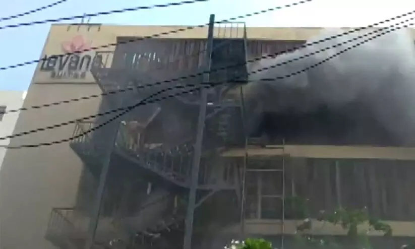 ഹോട്ടലിന് തീപിടിച്ച് രണ്ടുപേർ മരിച്ചു; കൂടുതൽ പേർ കുടുങ്ങിക്കിടക്കുന്നതായി സംശയം ഹോട്ടലിന് തീപിടിച്ച് രണ്ടുപേർ മരിച്ചു; കൂടുതൽ പേർ കുടുങ്ങിക്കിടക്കുന്നതായി സംശയം