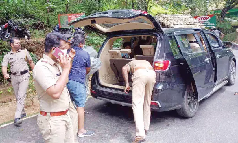 മദ്യക്കടത്ത്: വാഴച്ചാലിൽ വാഹന പരിശോധന മദ്യക്കടത്ത്: വാഴച്ചാലിൽ വാഹന പരിശോധന