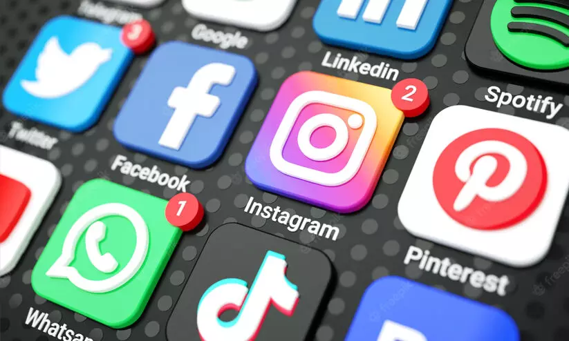 സാമൂഹിക മാധ്യമങ്ങളിലെ വാക്ക് തർക്കം തെരുവിൽ കയാങ്കളിയിലേക്ക് നീങ്ങുന്നു സാമൂഹിക മാധ്യമങ്ങളിലെ വാക്ക് തർക്കം തെരുവിൽ കയാങ്കളിയിലേക്ക് നീങ്ങുന്നു