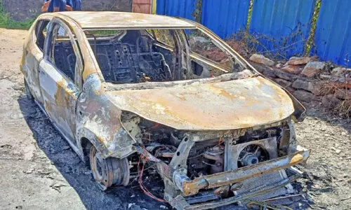 ഓടിക്കൊണ്ടിരുന്ന കാർ കത്തിനശിച്ചു