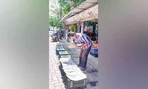 പേപ്പർ കവറുകൾ നിർമിച്ച് പ്ലാസ്റ്റിക്കിന് നോ പറഞ്ഞ് ഇസ്മയിൽ