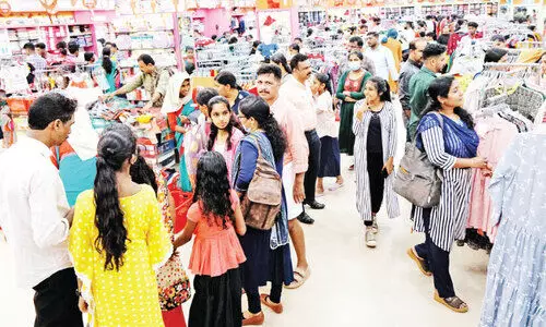 ഓണത്തിരക്കിൽ നാടും നഗരവും ഓണത്തിരക്കിൽ നാടും നഗരവും