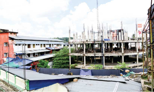 മാർക്കറ്റ് കെട്ടിടം പാതി വഴിയിലിട്ട് നഗരസഭ മുങ്ങിയോ?!