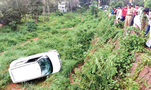 വട്ടപ്പാറയിൽ കാർ താഴ്ചയിലേക്ക് മറിഞ്ഞു; മൂന്ന് പേർക്ക് പരിക്ക്