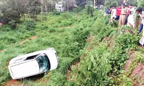 വട്ടപ്പാറയിൽ കാർ താഴ്ചയിലേക്ക് മറിഞ്ഞു; മൂന്ന് പേർക്ക് പരിക്ക്