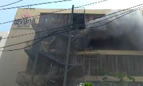 ഹോട്ടലിന് തീപിടിച്ച് രണ്ടുപേർ മരിച്ചു; കൂടുതൽ പേർ കുടുങ്ങിക്കിടക്കുന്നതായി സംശയം