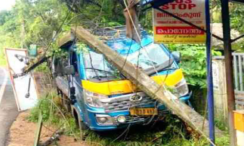 മിനി ലോറി വൈദ്യുതിത്തൂൺ ഇടിച്ചുതകർത്തു
