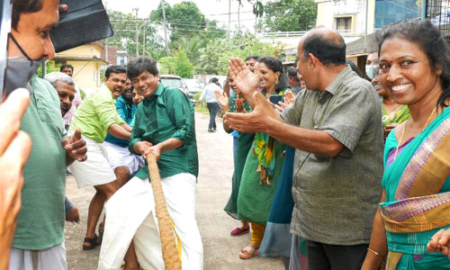 മുണ്ടുടുത്ത് മുന്നിൽനിന്ന് വടംവലിച്ച് ആലപ്പുഴ കലക്ടർ കൃഷ്ണ തേജ; ഓണാഘോഷം പൊളി