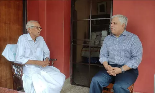 ക്ലാസ് റൂമിലല്ലെങ്കിലും സാനു മാഷ് ഗുരു; കാണാൻ ജസ്റ്റിസ് ദേവൻ രാമചന്ദ്രനെത്തി