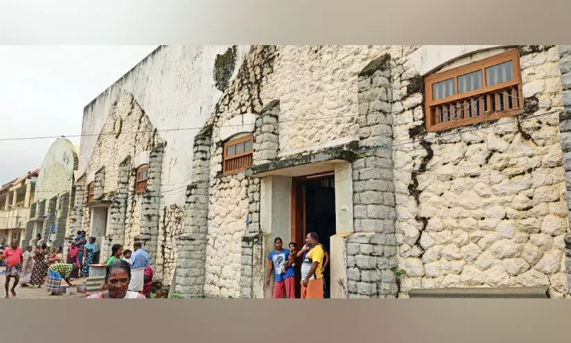 മുഖ്യമന്ത്രീ, അദാനിക്ക് വേണ്ടിയല്ല ജനങ്ങൾക്കൊപ്പം നിൽക്കൂ മുഖ്യമന്ത്രീ, അദാനിക്ക് വേണ്ടിയല്ല ജനങ്ങൾക്കൊപ്പം നിൽക്കൂ