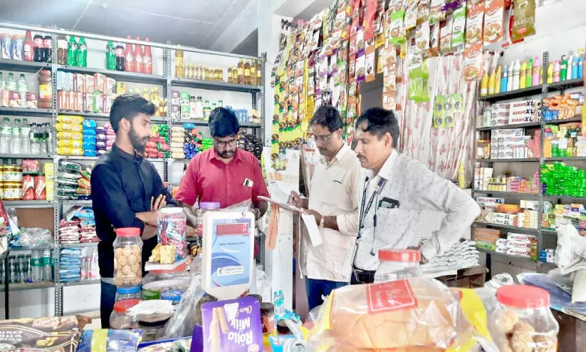വ്യാപാര സ്ഥാപനങ്ങളിൽ പരിശോധന; 45 കേസുകള് വ്യാപാര സ്ഥാപനങ്ങളിൽ പരിശോധന; 45 കേസുകള്
