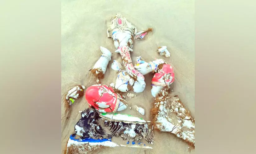 ഗണേശോത്സവം: പയ്യാമ്പലത്ത് വിഗ്രഹങ്ങൾ തീരത്ത് അടിഞ്ഞുകൂടി ഗണേശോത്സവം: പയ്യാമ്പലത്ത് വിഗ്രഹങ്ങൾ തീരത്ത് അടിഞ്ഞുകൂടി